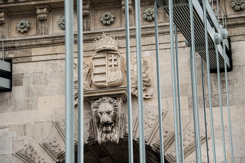 Bombát hatástalanítanak a Lánchíd környékén, lezárások lesznek vasárnap
