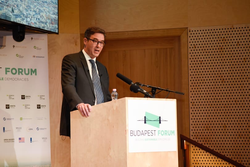 Angolul tartott 15 perces beszédet Karácsony Gergely a Budapest Forumon – videó