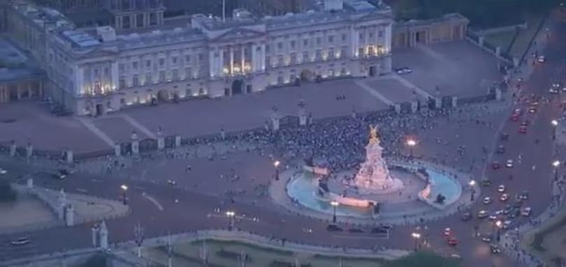 Kate fiút szült – hajnalig ünnepeltek az utcán Londonban