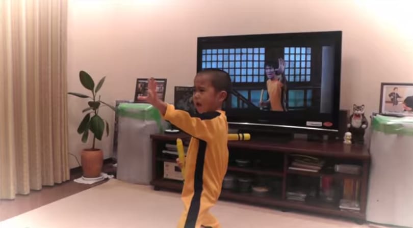 Ez az ötéves Bruce Lee-imitátor szedi szét az internetet – videó