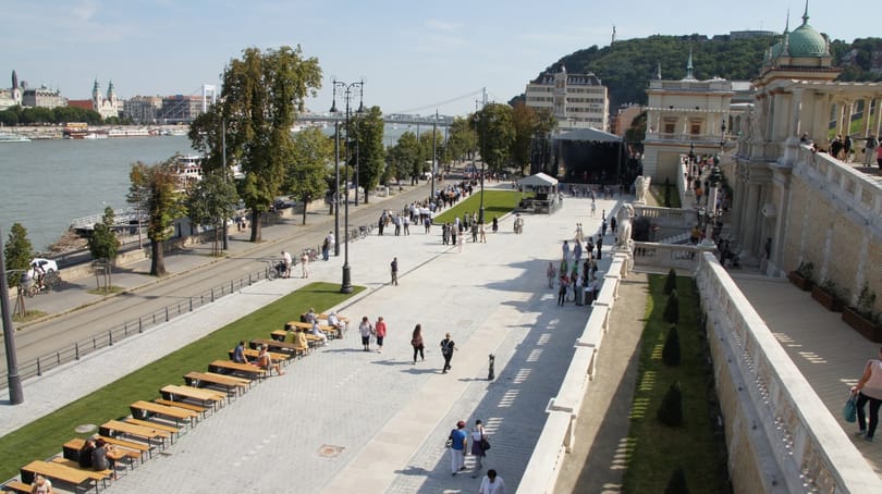 A nyár végéig zárva lesz a Várkert Bazár előtti tér a hétvégéken