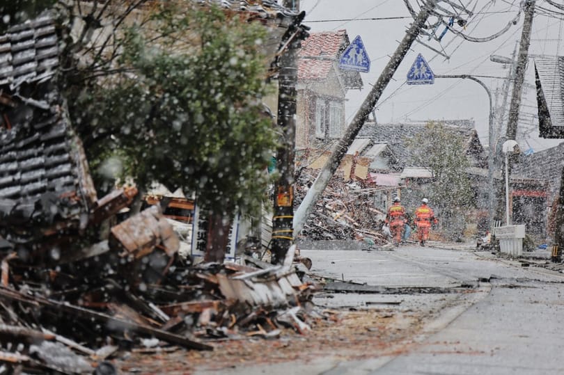 Öt nap után élve húztak ki a romok alól egy 90 éves japán nőt