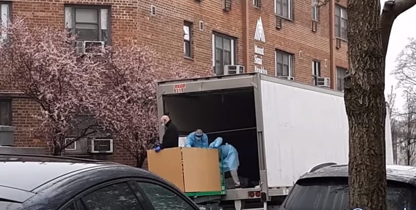 New Yorkban már annyi halott van, hogy hűtőkamionokban tárolják a holttesteket