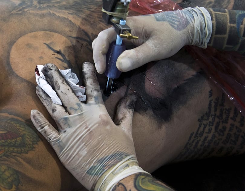Zavarja, ha a légiutas-kísérőnek piercing van az orrában?