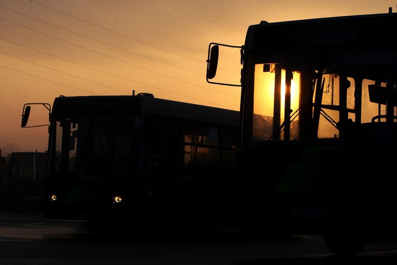 Havi 600 ezer forintért vezet buszt a Trónok harca magyar szinkronszínésze
