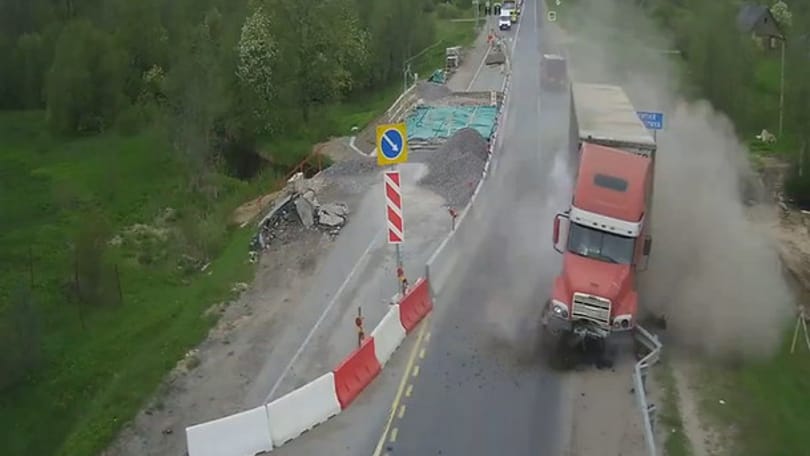Videó: egy kis útfelbontás csak nem állít meg egy kamionost? Hát, de!