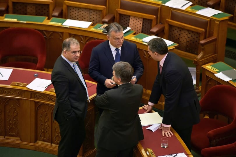 Kósa: ki kell dobni a plakáttörvényt, ha nem kerül bele a kétharmados rész