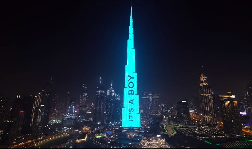 A Burdzs Kalifára vetítve tudatták a világgal gyerekük nemét a dubaji influenszerek