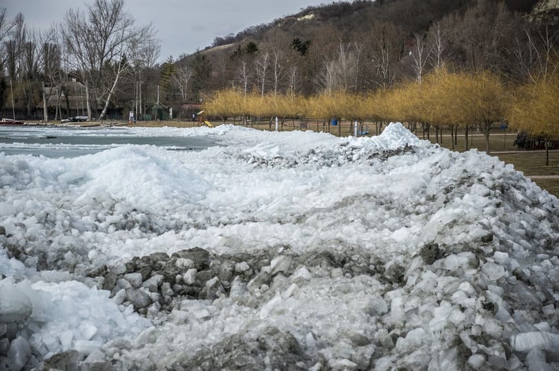 Fotók: Már a Balaton partján van a tó jege