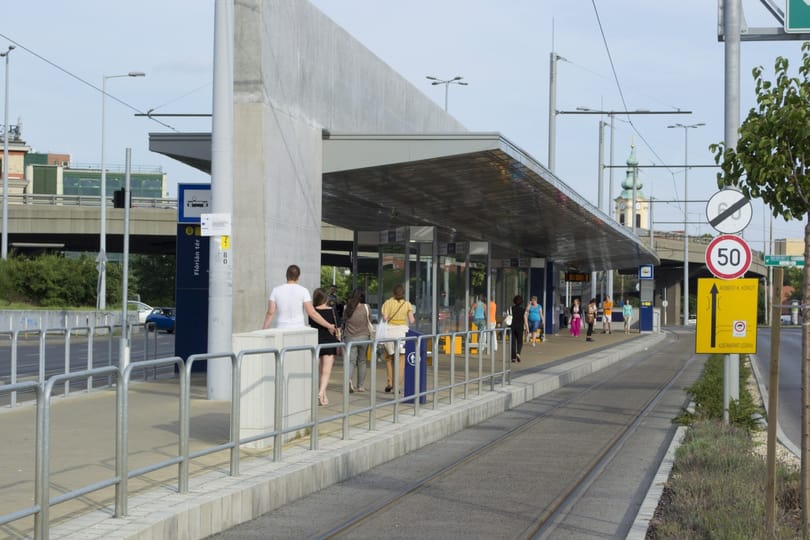 Gyorsan elszomorító állapotba kerültek az 1-es villamos felújított megállói