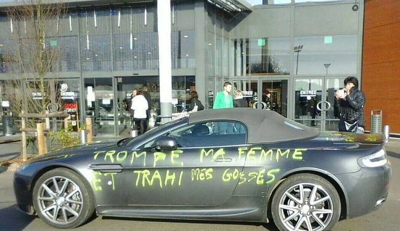 Összefirkálta férje Aston Martinját a megcsalt feleség – fotó