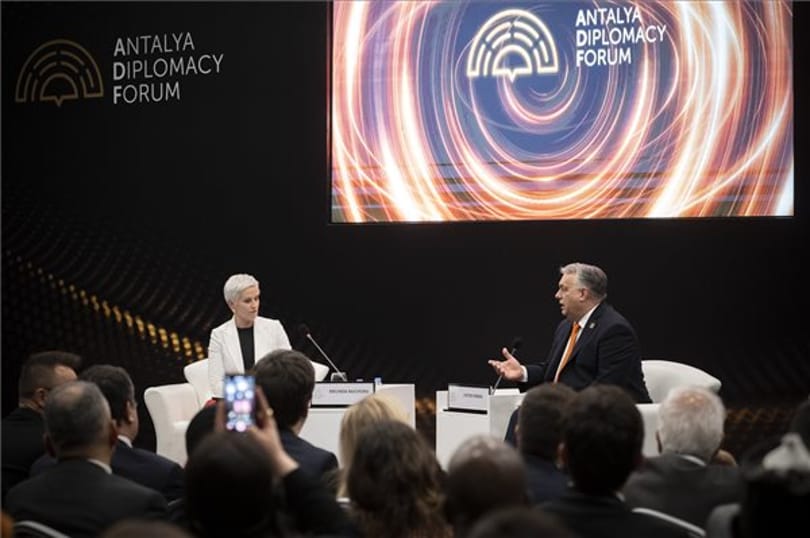Orbán Törökországban: Magyarországon pozitívan tekintenek az erős vezetőkre