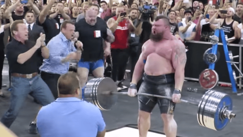 Videó: Schwarzenegger is drukkolt a világ legerősebbjének mutatványához