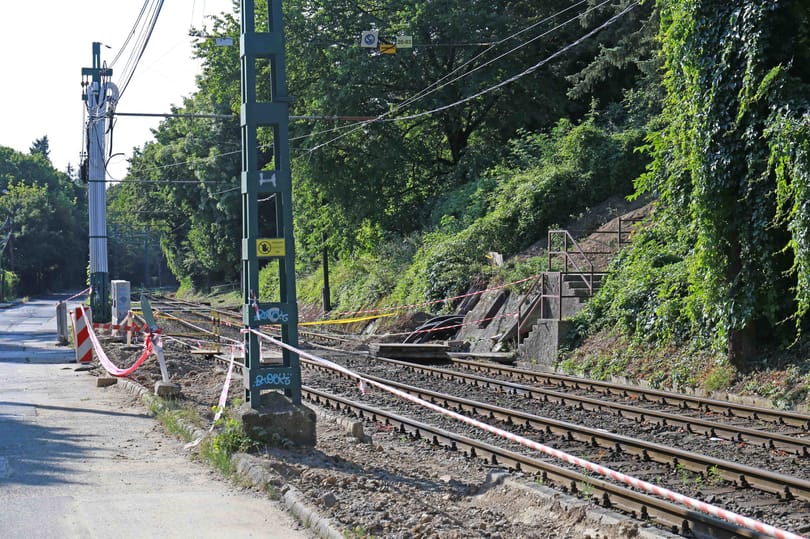 Elgázolta a markoló, meghalt egy munkás a Hűvösvölgyi úti villamosfelújításnál