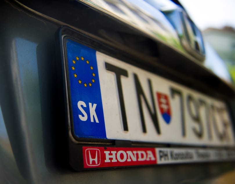 Mostantól nem kell hiteles fordítás a külföldi rendszám mellé