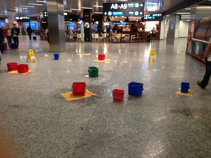Beázott a ferihegyi reptér, vödrökkel védekeztek - fotó