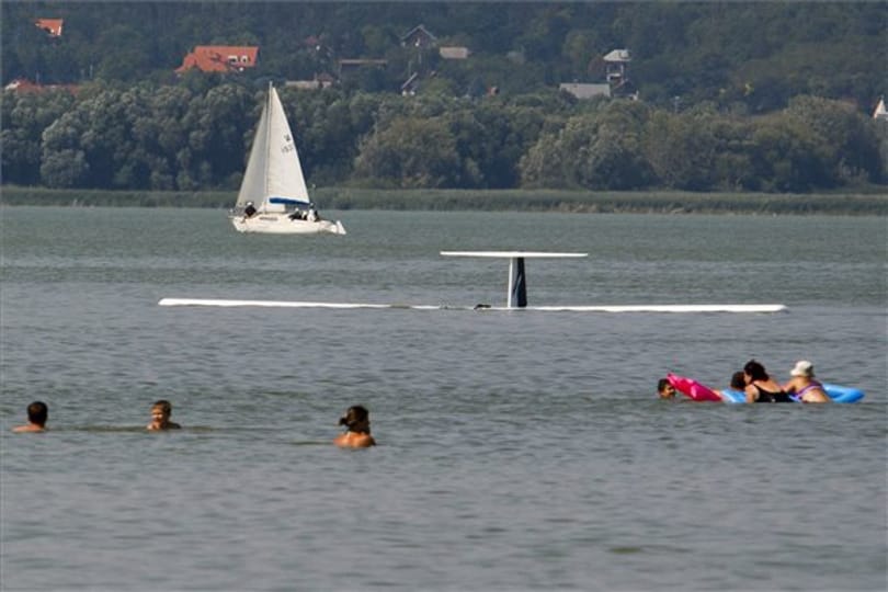 Repülő esett a Balatonba, egy vízibiciklis nyaraló eltűnt