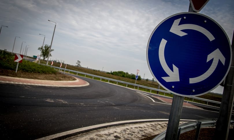 Minden autós rémálma: háromszintes körforgalmat építenek a britek