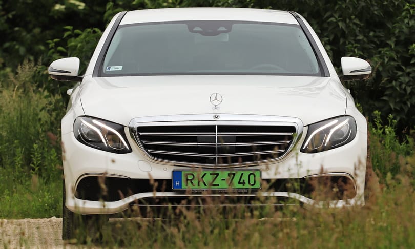 Dízelhiszti helyett dízelhibrid: teszten a zöld rendszámos és 1300 km-es hatótávú Mercedes
