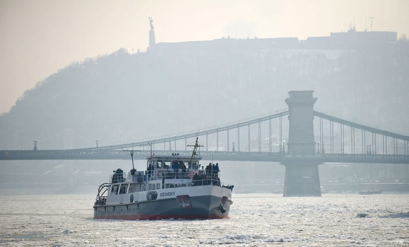 Fotógaléria: megérkezett Budapestre az ország legnagyobb jégtörője
