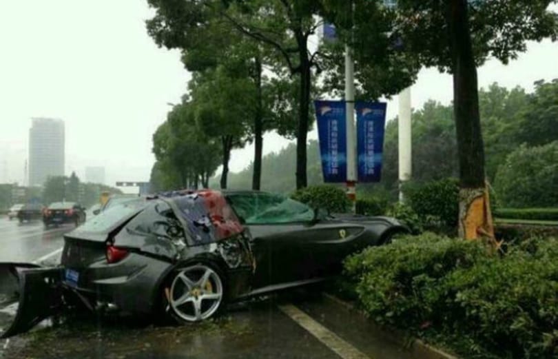 Mercivel ütközött az esőben egy Ferrari FF Kínában - fotók