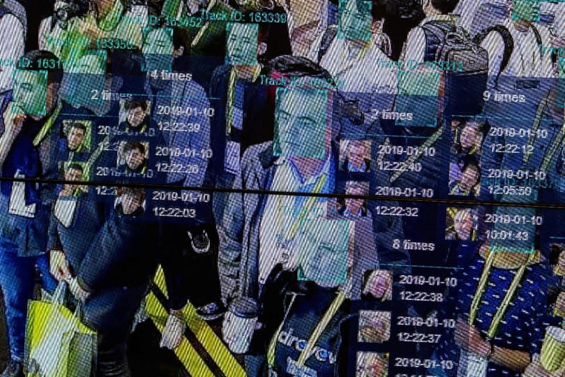 Ami ma történik, az olyan, mintha az emberek vonalkóddal ellátva mászkálnának az utcán