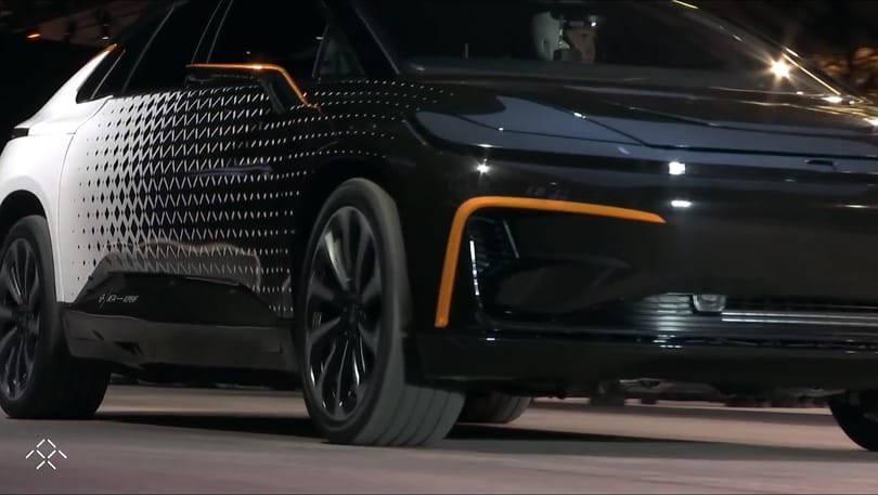 1000+ lóerős, 605 km-es hatótávja van: bemutatták a Tesla nagy riválisát