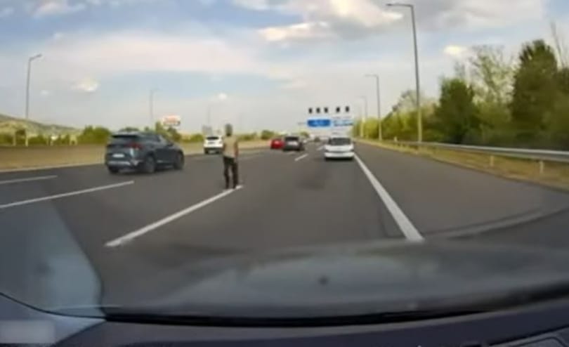 Egy férfi sétálgatott az M1–M7-es autópálya közepén – videó
