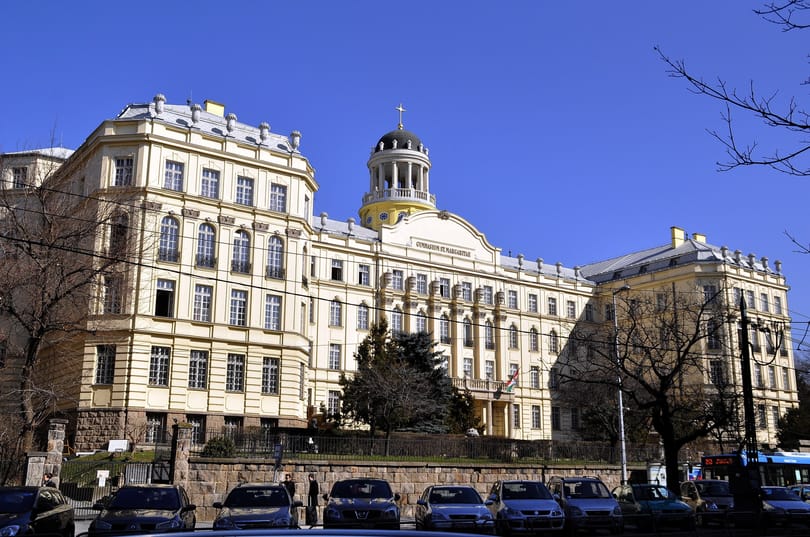Luxusautók jelentek meg egy budai gimnázium kertjében, miután fizetős lett az utcai parkolás