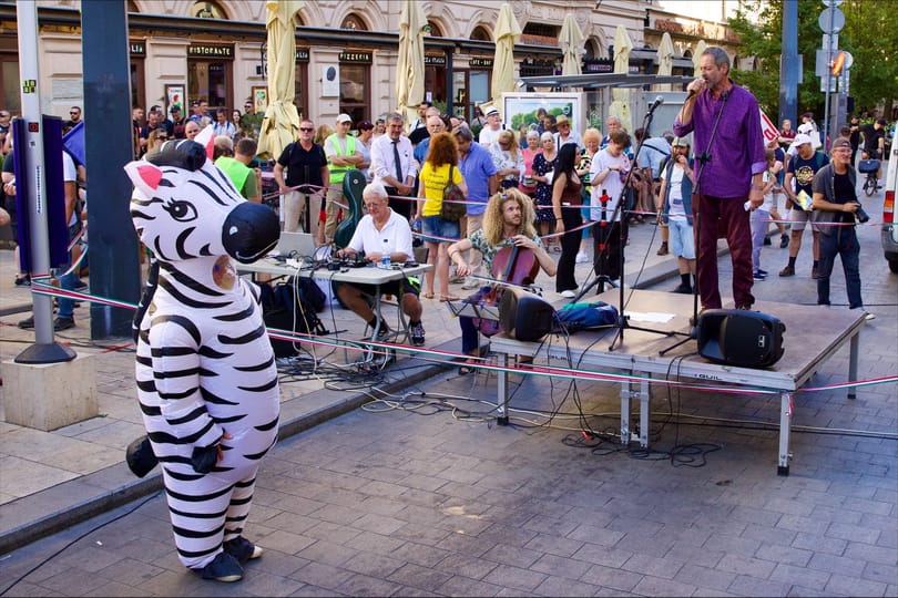 Hiába ment le a Pride, Hadházy Ákos ma is tüntet a Ferenciek terén