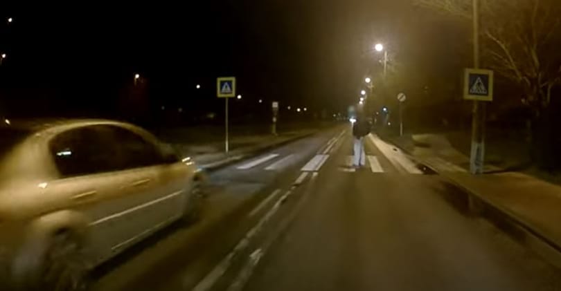 Megint a buszosnak kellett megmentenie egy gyalogost a szabálytalan autóstól – videó