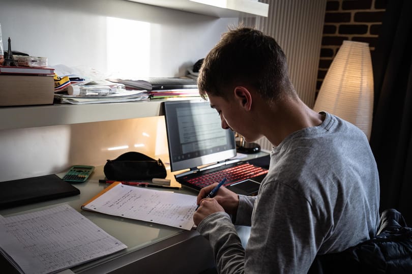 Mennyi dráma fér egy online tanórába?