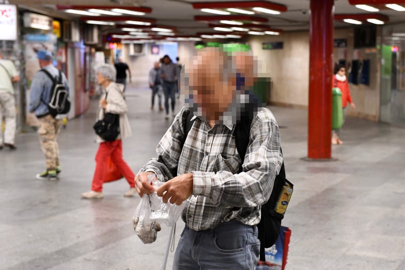Száraz kutyaürüléket szórtak a fideszes aláírásgyűjtők elé Budapesten