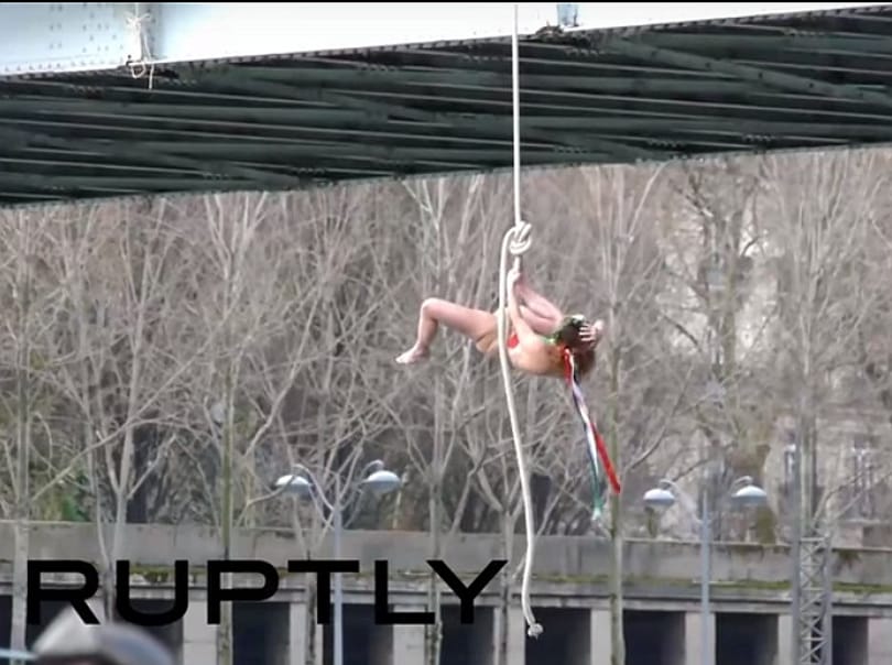 Durva performansszal várta az iráni elnököt Párizsban a Femen – videó