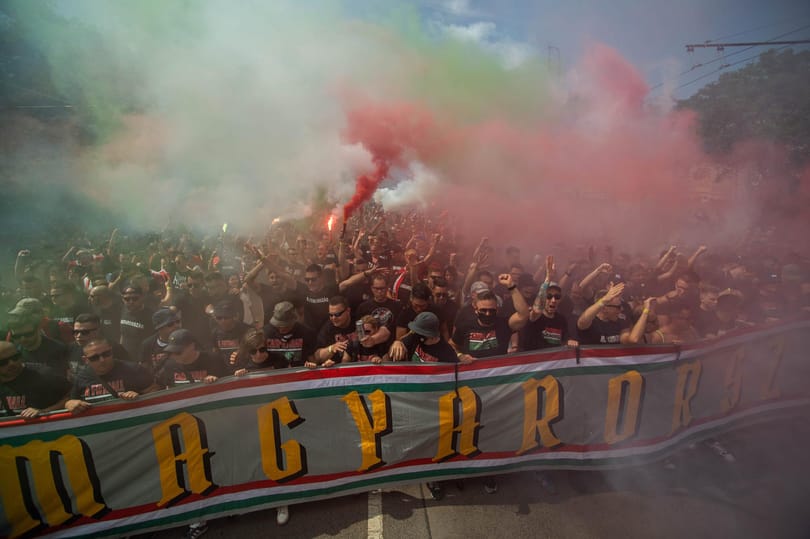 Gulyás szerint sincs akadálya, hogy nagy-magyarországos drapériák legyenek a stadionokban