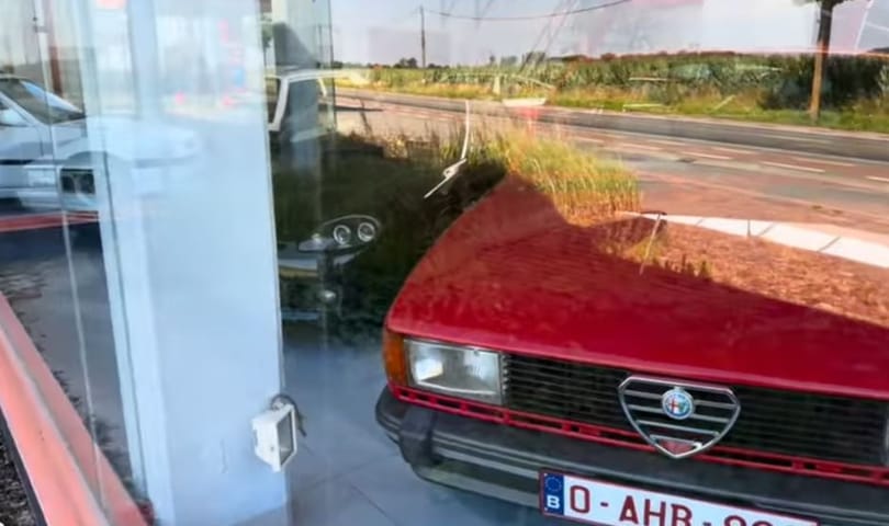 Alfa Romeók tucatjai porosodnak egy elhagyatott kereskedésben