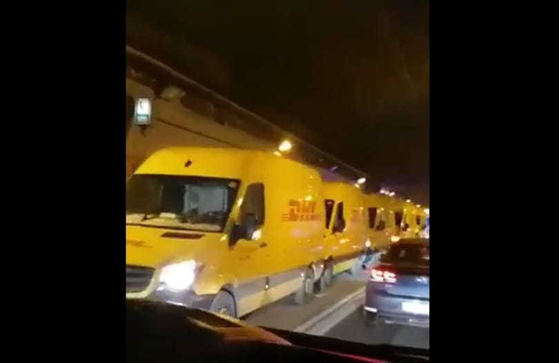 Sikerült 5 darab DHL-s autónak egymásnak mennie – videó
