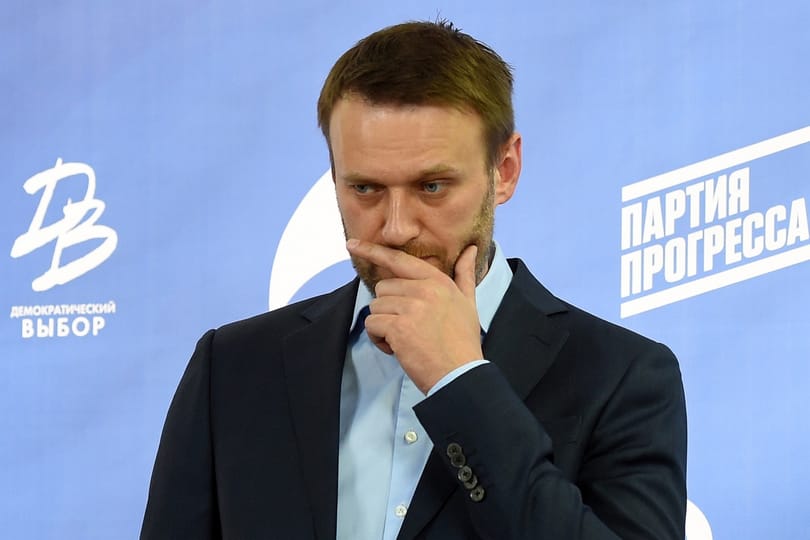 Putyin fő riválisa célba vette a Kreml-szóvivő dúsgazdag fiát