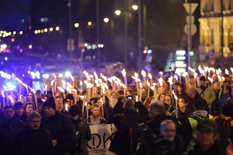 Újabb tüntetés: a Szent Gellért téren gyűltek össze a kegyelembotrányra emlékezők