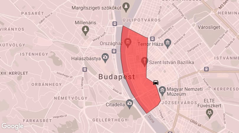 Fejre állt egy autó az Astoriánál
