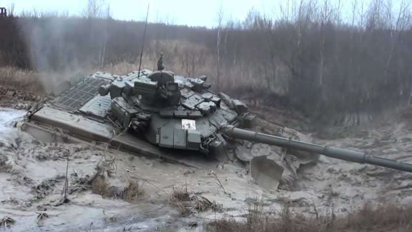 Videó: néha még a tankokon is kifog az orosz sártenger
