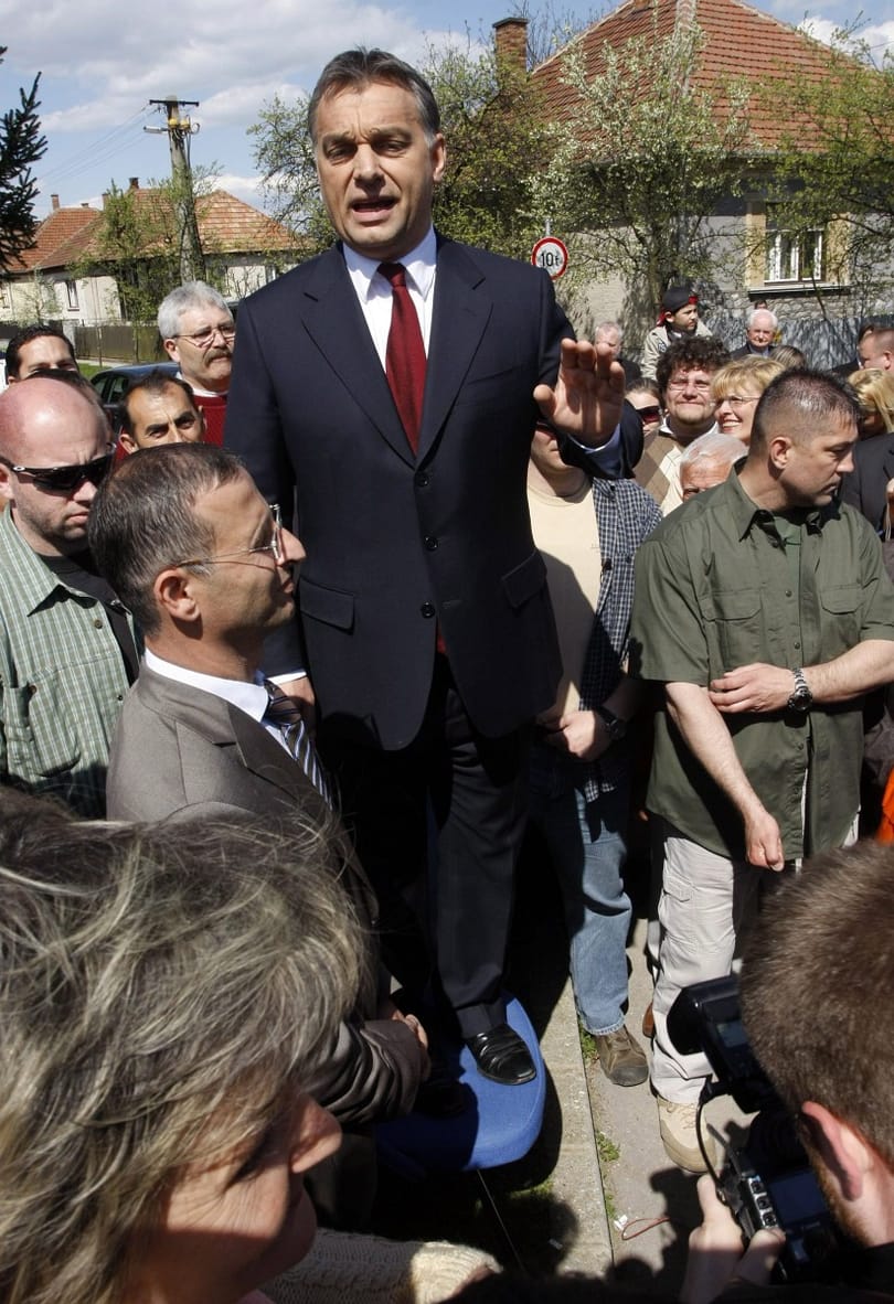 Videó: Orbán Viktorra adaptálták a Kossuth-nótát a pécsi rajongók