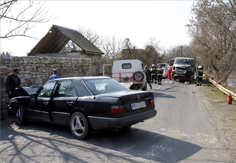 Focimeccsre tartó budapesti gyerekek sebesültek meg egy balesetben