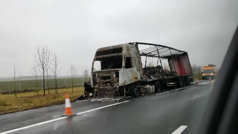 Fotók: Kiégett kamion árválkodik az M3-as autópályán