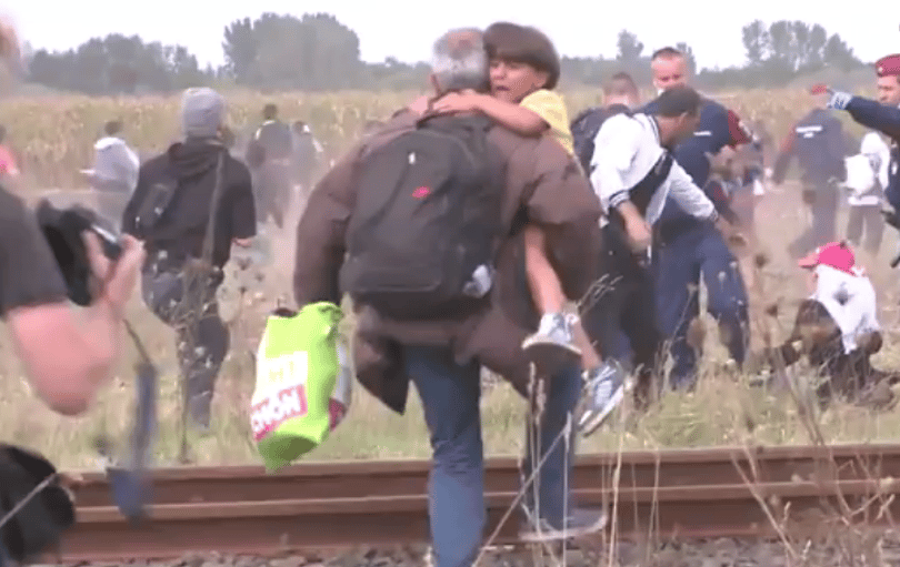 Újabb videó: A felrúgott szír férfi el tudott menekülni zokogó gyerekével