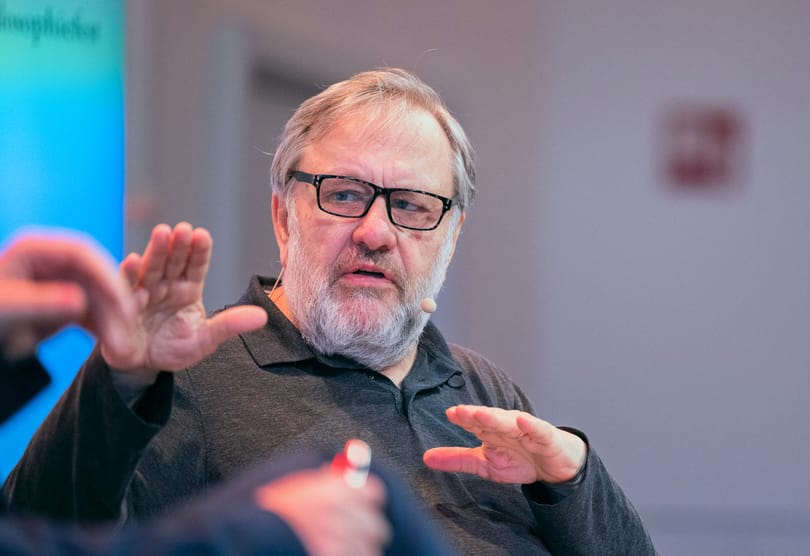 Slavoj Žižek filozófus büszke arra, hogy egy ukrán katona a fronton az ő könyvét olvassa, de aggódik 