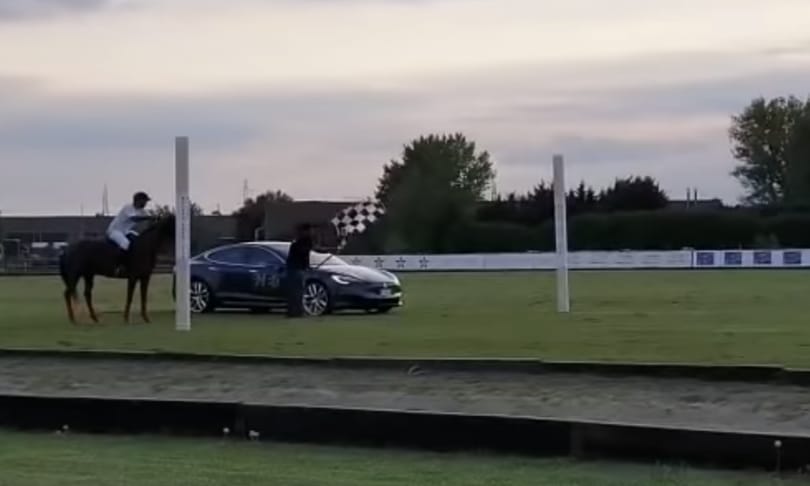 Videó: ilyen egy több száz lóerős Tesla és egy ló versenye