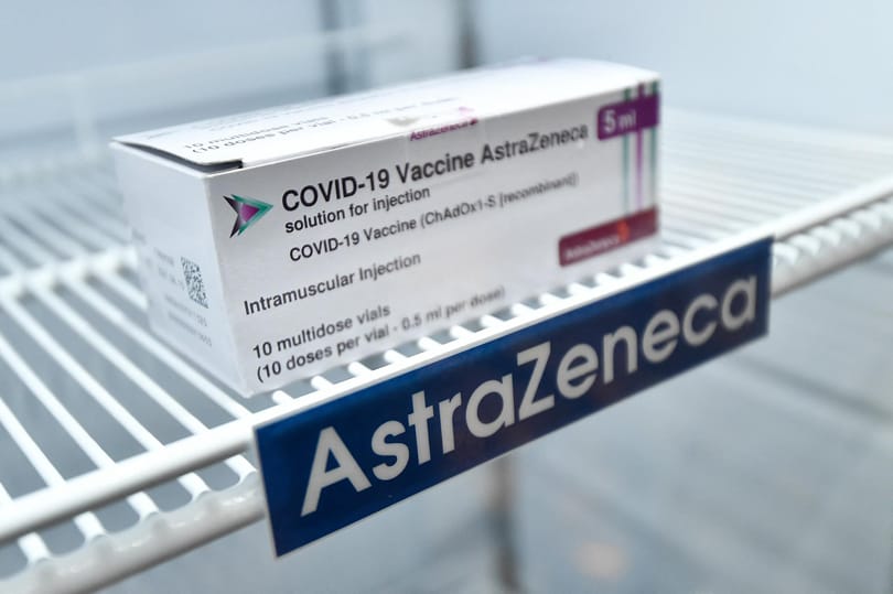 EMA-vezető: Az AstraZeneca oltásával minden korosztály nyer