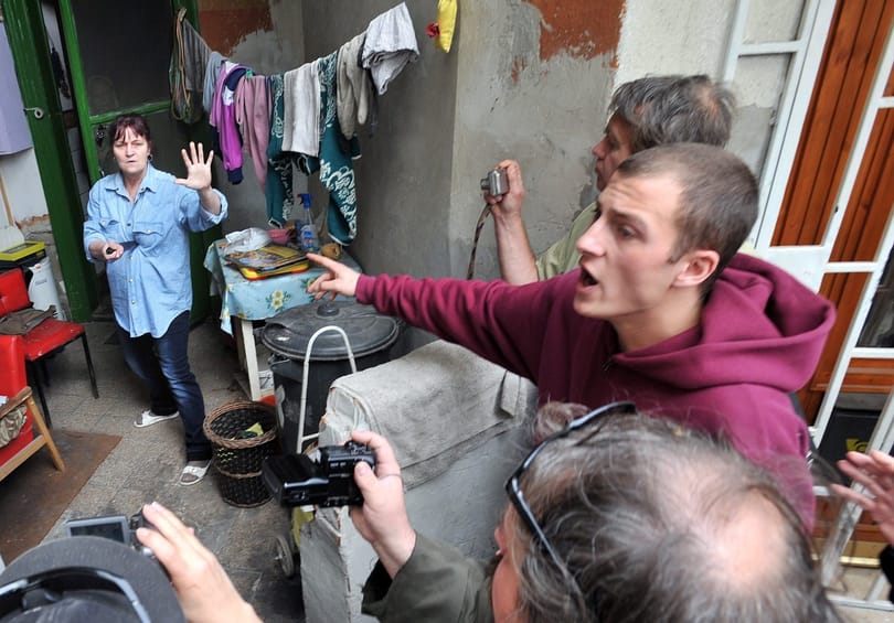 Fotó: kést szorított a hasához egy nő a kilakoltatáskor