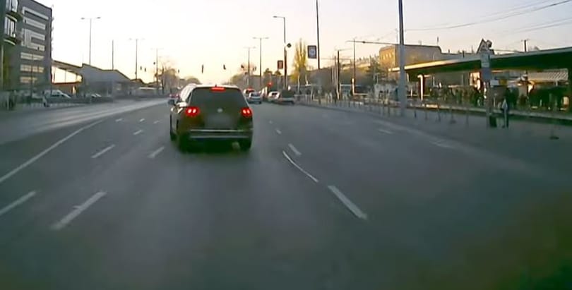 Az Örs vezér téren mutatott be egészen hajmeresztő trükköt egy autós - videó